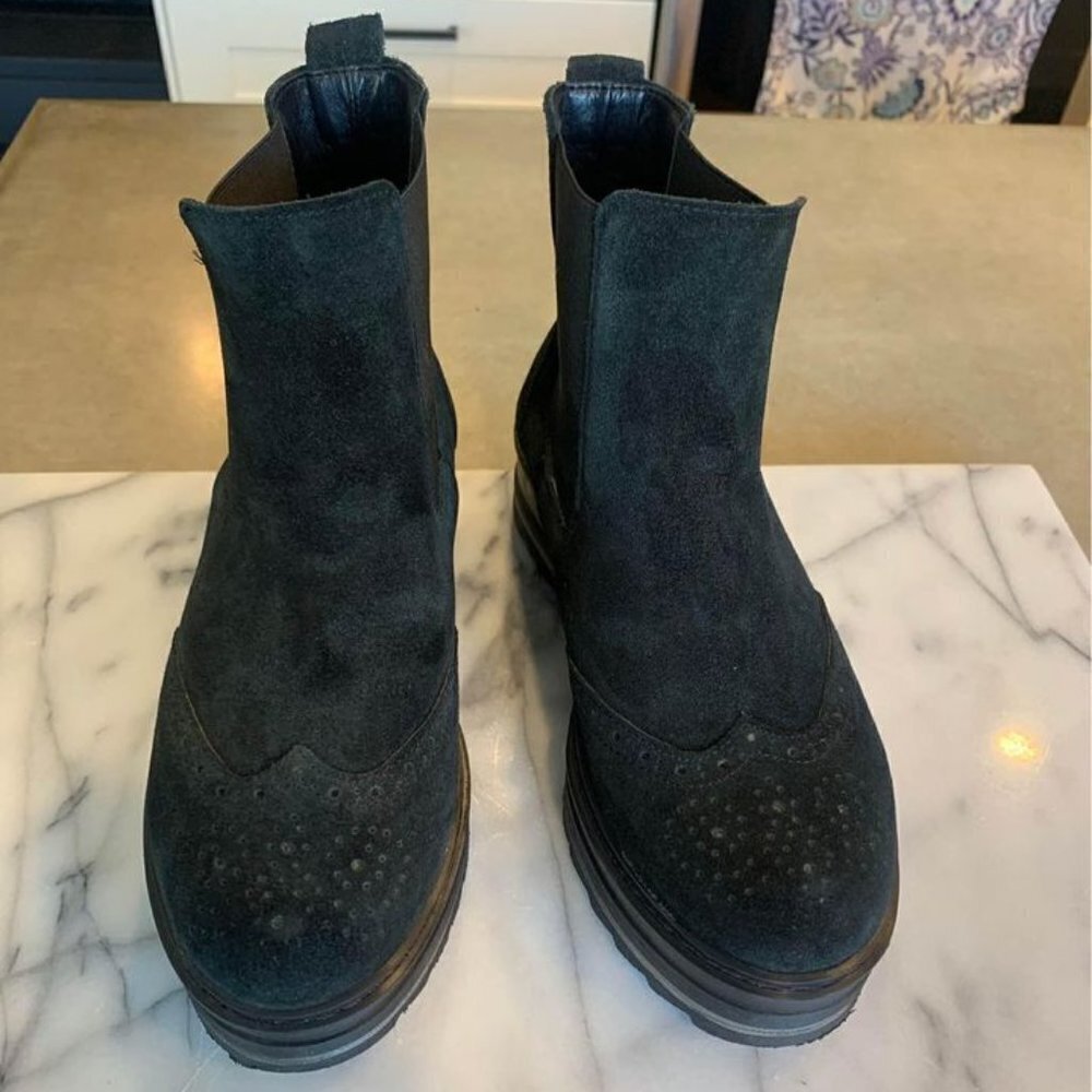 𝅺WOMAN’S genuine leather boots. New condition. Black. Size 7. Gorgeous!